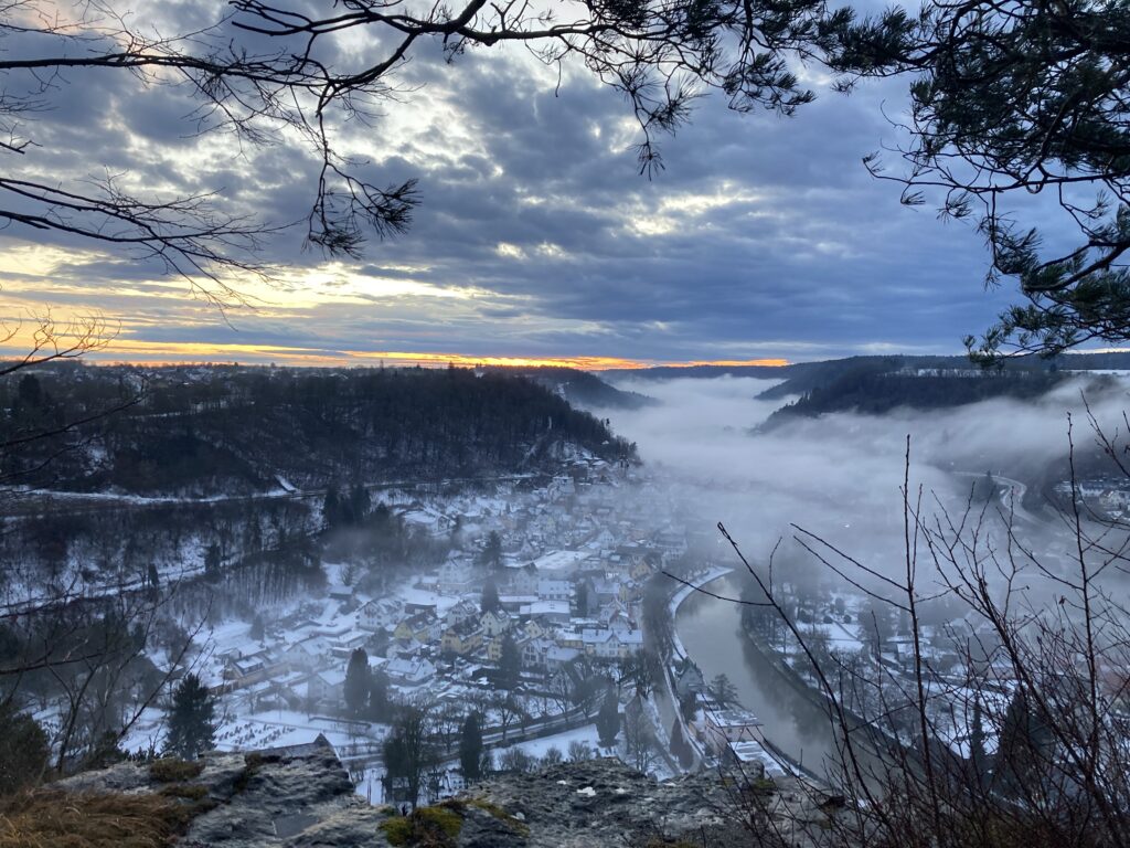 nebel,winter,landschaft,aussicht,tal,neckar,fluss,hügel,stimmungsvoll,morgendämmerung,wolken,natur,panorama,idyllisch,ruhe,wald,hang,dramatik,atmosphäre,kälte,dorf,schwarzwaldregion,winterstimmung,nebelmeer,ausblick